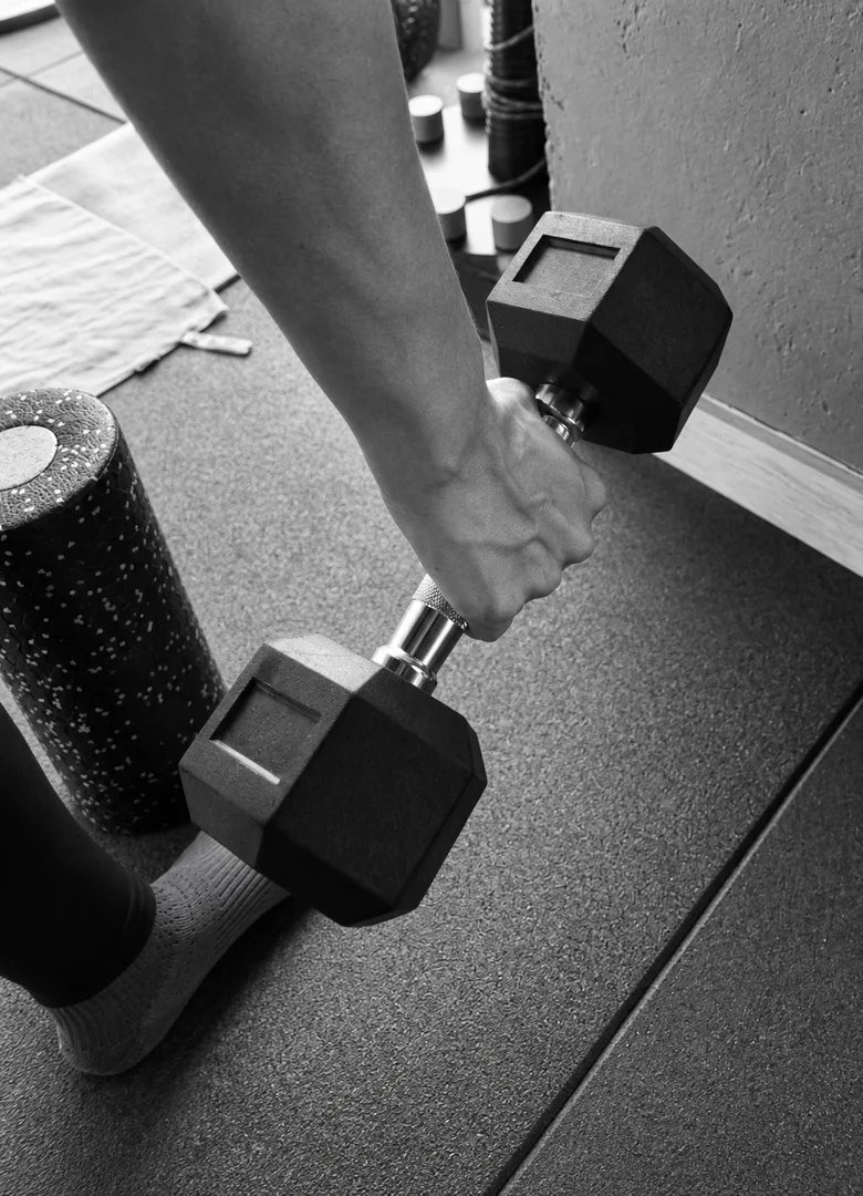 Clienta de Giro180 entrenando fuerza con mancuernas